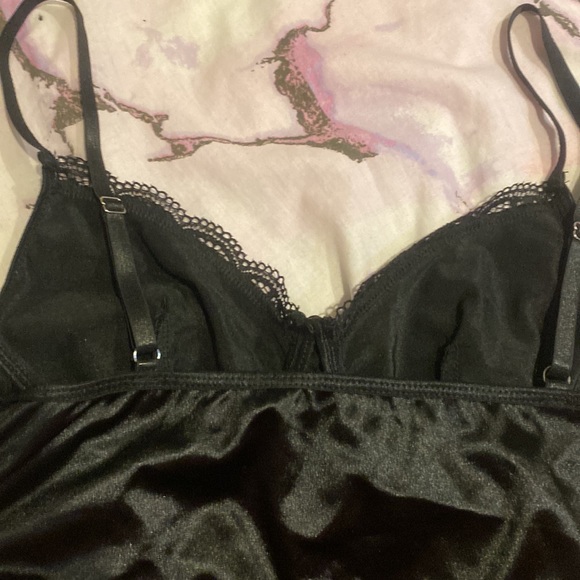 SHEIN BLACK CROP TOP - Picture 4 of 4